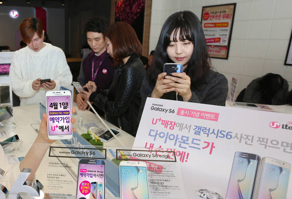 LG유플러스가 ‘갤럭시S6’, ‘갤럭시S6 엣지’를 전국 LG유플러스 매장과 홈페이지에서 4월 1일부터 예약가입 받는다.(사진 제공: LG유플러스)