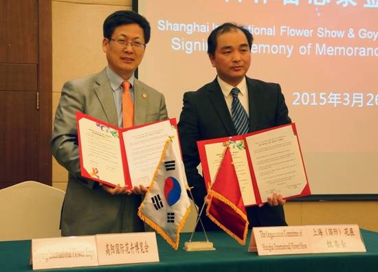 최성 고양시자(좌축)이 국제꽃박람회가 개최되는 상하이에서 상하이식물원장이 참석한 가운데 구체적인 화훼협력방안을 담은 양해각서를 체결하고 있다.