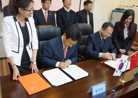 최성 고양시장(좌측)이 중국 치치하얼 시에서 순져 시장 및 간부들이 참석한 가운데 경제·관광·교육 등 5대 분야에 대한 구체적인 업무협약을 체결하고 있다.