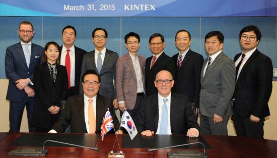 킨텍스 임창렬 대표가 세계 최고의 전시 주최사인 REED사 MIKE대표와 기념촬영을 하고 있다. 킨텍스가 글로벌 전시장의 기반을 다질 수 있는 계기가 될 것으로 전망하고 있다.