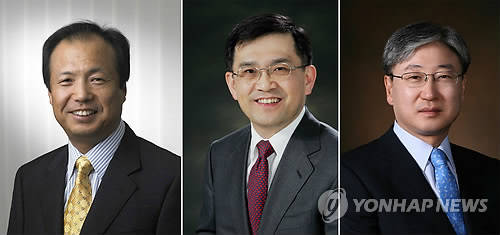 삼성전자 스마트폰 사업을 책임지는 신종균 IM(IT모바일) 부문 대표이사 사장(왼쪽)이 지난해 145억원의 연봉을 기록해 삼성전자 전문경영인 중 1위에 올랐다. 삼성전자 DS(부품) 부문장인 권오현 대표이사 부회장(가운데)의 지난해 연봉은 93억8800만원이었다. 삼성전자 CE(소비자가전) 부문장인 윤부근 대표이사 사장(오른쪽)은 지난해 54억9600만원의 연봉을 기록했다.(사진: 연합뉴스)