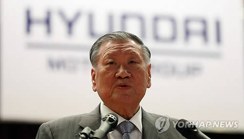 정몽구 현대차그룹 회장은 지난해 연봉으로 현대차에서 57억2000만원의 연봉을 받았고, 현대제철에서 퇴직금과 급여 등으로 115억6000여 만원을 받았다.(사진: 연합뉴스)