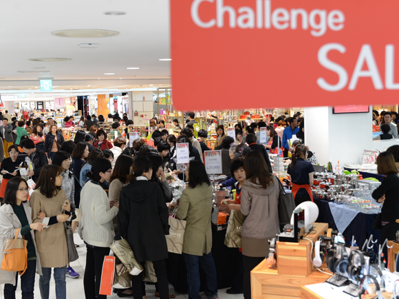 지난해 4월, 봄 정기세일을 맞아 롯데백화점 부산본점 6층 가정매장을 찾은 고객들로 북적이고 있다. (사진제공=롯데백화점)