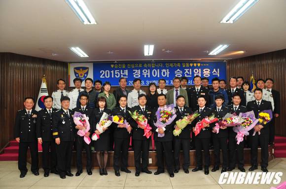 ▲ (CNB=최성락 기자) 인제 경찰서(정훈도)는 31일 오전 9시 30분께 인제署 3층 하늘마당에서 전 직원이 참여한 가운데 승진임용식을 가졌다. 이날 정훈도 서장은 "16명이 같은 날 함께 승진한 것을 축하한다. "며 "앞으로도 맡은 일에 최선을 다해줄 것을 당부한다. "고 말했다. (사진제공=인제경찰서)