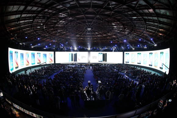 3월 31일 중국 베이징에서 열린 ‘갤럭시 S6’ 월드투어 행사에서 ‘갤럭시 S6’와 ‘갤럭시 S6 엣지’가 최초로 공개되는 모습(사진 제공: 삼성전자)