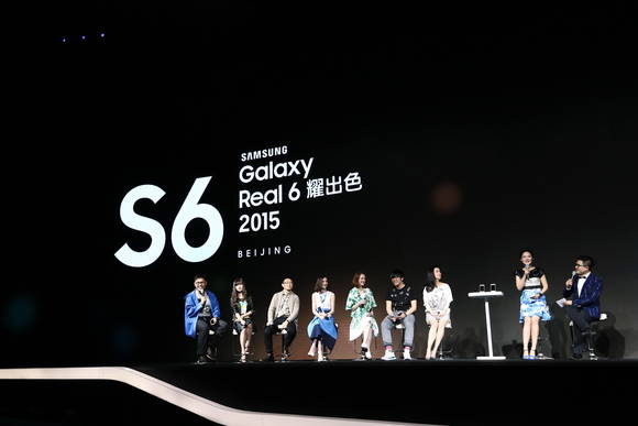 3월 31일 중국 베이징에서 열린 ‘갤럭시 S6’ 월드투어 행사에서 배우, IT 블로거, 사진작가 등으로 구성된 소비자 패널들이 '갤럭시 S6'의 다양한 특장점에 대해 토크쇼를 진행하고 있다(사진 제공: 삼성전자)