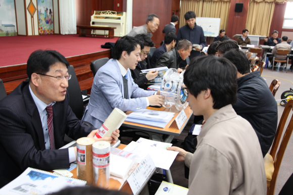 지난달 24일 한국남부발전 하동화력에서 열린 중소기업 우수제품 구매상담회에서 구매상담이 이뤄지고 있다. (사진제공=남부발전)