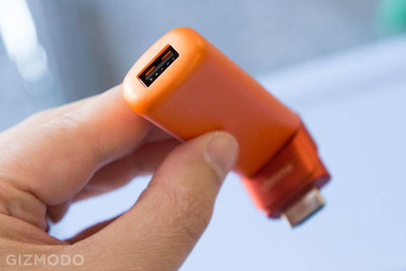 크롬비트는 HDMI 연결 부위가 회전 가능한 독특한 구조를 채택했다(사진: 기즈모도)