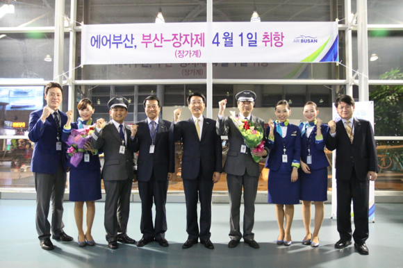 에어부산 한태근 대표(가운데), 강대희 안전본부장(좌측 4번째), 최판호 경영본부장(우측 1번째)이 취항에 앞서 직원들과 함께 기념촬영을 하고 있다. (사진제공=에어부산)