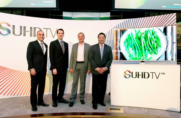 삼성 SUHD TV와 행사 관계자들의 모습(사진 제공: 삼성전자)