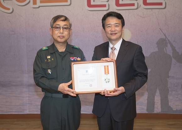 3일 오후 경기도인재개발원 대강당에서 열린 "제47주년 향토예비군의 날 기념행사"에서 남경필 경기도지사가 유공자 표창을 하고 있다.