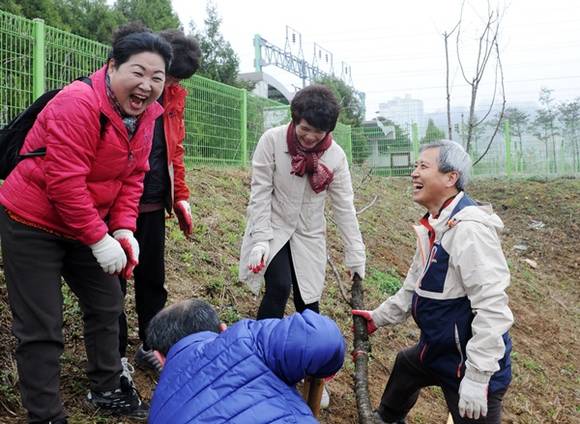 곽상욱 오산시장이 지난 3일 식목일을 앞두고 시민들과 함께 나무를 심고 있다.(사진=오산시 제공)