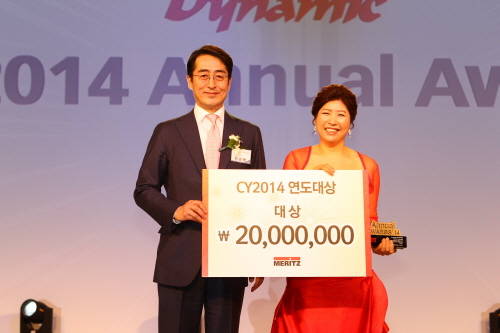 메리츠화재 김용범 사장(왼쪽)과 대상을 수상한 남미순FP가 기념촬영을 하고 있다. (사진제공=메리츠화재)