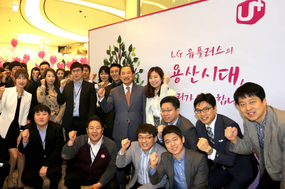 LG유플러스 이상철 부회장과 직원들이 용산 신사옥 1층에서 힘찬 파이팅을 하고 있다(사진 제공: LG유플러스)