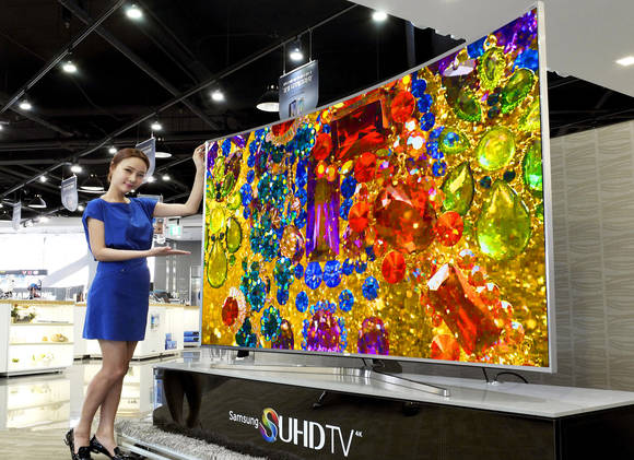 삼성전자 모델이 논현동 삼성 디지털프라자 강남본점에서 초대형(88형) SUHD TV 신제품을 소개하고 있다(사진 제공: 삼성전자)