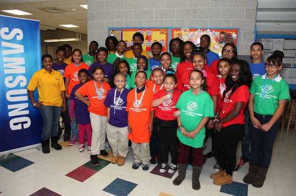 지난해 10월 삼성전자가 미국 환경청과 함께 미국 어린이 지원단체에서 절전 제품 교육, 제품 기증을 하고 기념사진을 촬영했다(사진 제공: 삼성전자)