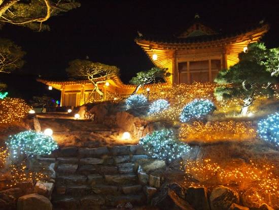 일산한옥마을 정와의 빛축제가 한창이다. 고양시와 파주시의 근교 여행은 역사와 문화가 살아있는 코스다.