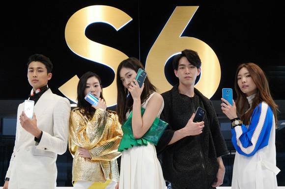 삼성전자 모델들이 총 5가지 색상의 ‘갤럭시S6’와 ‘갤럭시S6 엣지’를 소개하고 있다(사진 제공: 삼성전자)