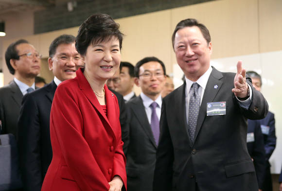 박근혜 대통령이 9일 오전 경남창원과학기술진흥원에서 열린 경남창조경제혁신센터 출범식에 참석, 박용만 두산그룹 회장으로부터 센터시설에 대한 안내를 받고 있다.(사진: 연합뉴스)