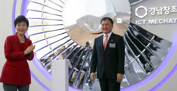 박근혜 대통령이 9일 오전 경남창원과학기술진흥원에서 열린 경남창조경제혁신센터 출범식에 참석, 센터 개소를 축하하며 박수치고 있다. 오른쪽은 최상기 센터장.(사진: 연합뉴스)