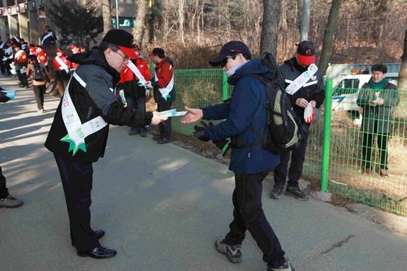 구민들과의 소통을 위해 찿아가는 행정을 실현하고 있는 박흥수 권선구청장