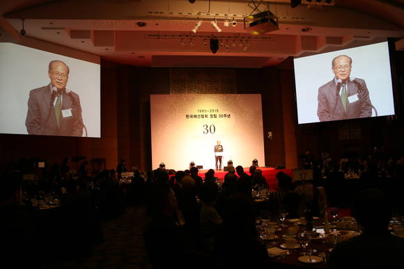 한국패션협회 창립 30주년 기념식에서 원대연 회장이 인사말을 하고 있다.