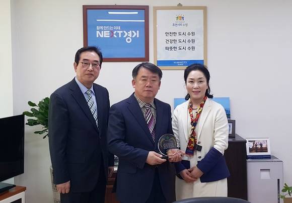 영복여중은 지난 10일 수원시에 감사패를 전하고 뉴욕 협력프로그램에 만전을 기해 참여 추진할 것을 약속했다.(사진=수원시 제공)