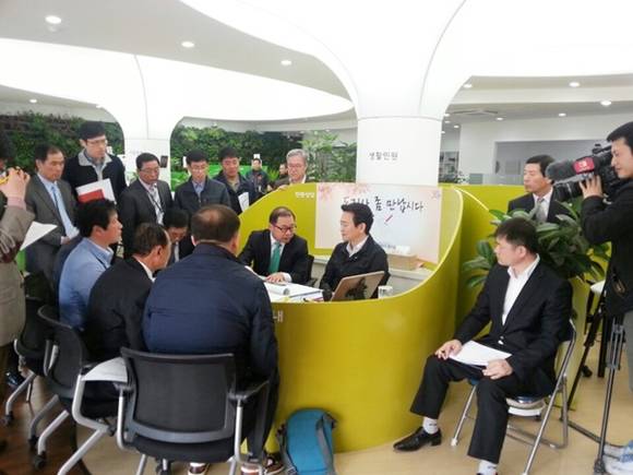 화성시 종합장사시설 건립추진 대책위는 지난 10일 경기도청 언제나민원실에서 남경필 경기도지사를 만나 건립 추진의 당위성과 빠른 건립을 바라며 남경필 지사에게 탄원서를 전달하고 있다.(사진=화성시 제공)