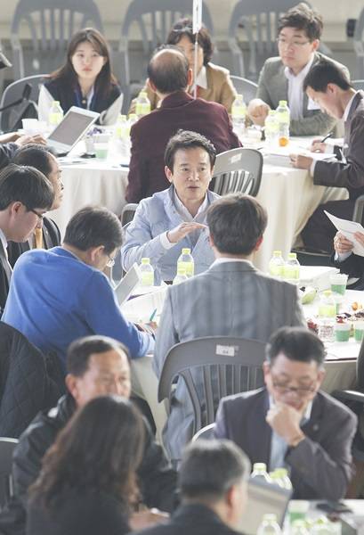 도민참여단 발대식 및 도민이 꿈꾸는 미래비전 원탁회의에서 남경필 경기지사가 원탁회의에 참여 하고 있다. (사진=경기도 제공)