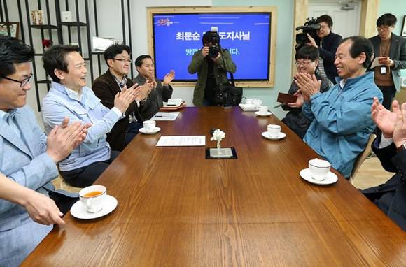 남경필 경기도지사와 최문순 강원도지사가 환담을 나누고 있다.