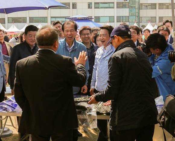 남경필 경기도지사와 최문순 강원도지사가 지난 11일 경기도청 벚꽃 행사장의 경기도 홍보부스와 강원도 농산물 직거래 장터를 둘러보고 있다.(사진=경기도 제공)