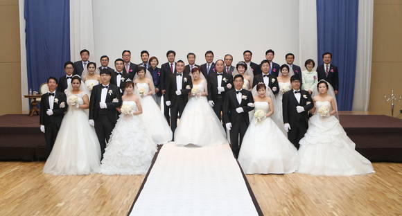 12일 삼성전자 수원 디지털시티에서 열린 ‘사랑의 합동결혼식’에서 수원지역 부부 9쌍과 (사진 맨뒷줄 왼쪽 여섯번째부터)염태영 수원시장, 김훈동 대한적십자사 경기도지사 회장, 박광온 국회의원 등이 단체사진을 촬영하고 있다.(사진 제공: 삼성전자)