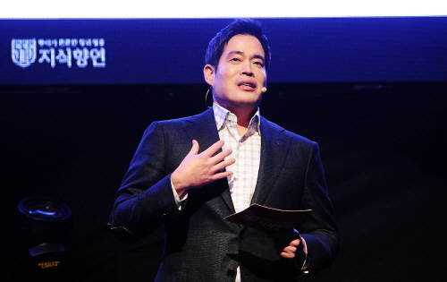 지난 9일 신세계그룹은 대학생들을 대상으로 ‘지식향연’ 인문학 강좌를 고려대학교 인촌기념관에서 개최했다. 이날 정용진 신세계그룹 부회장이 직접 무대에 서서 대학생들에게 인문학의 중요성을 강조하며 특강을 실시했다. (사진제공=신세계그룹)