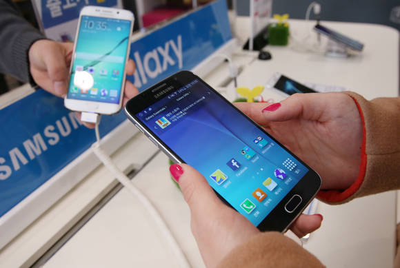 10일 오전 서울 시내 한 이동통신사 대리점을 찾은 시민이 갤럭시S6와 S6엣지 개통 상담을 하고 있다.(사진: 연합뉴스)