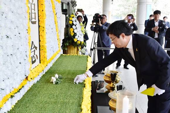 염태영 수원시장이 13일 수원시 연화장에 설치된 세월호 1주년 추모 분향소를 찾아 세월호 희생자의 넋을 기리며 헌화하고 있다.(사진=수원시 제공)