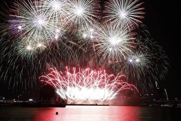 한화그룹이 매년 가을 서울 여의도 한강변에서 개최하는 ‘서울세계불꽃축제’의 불꽃(사진 제공: 한화그룹)