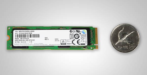 ‘M.2 NVMe SSD’와 500원 동전의 크기 비교(사진 제공: 삼성전자)