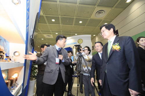 15일 서울 강남구 코엑스에서 열린 제11회 서울수산식품전시회 수협중앙회 부스를 찾은 김임권 수협중앙회장(왼쪽에서 2번째)과 김영석 해양수산부 차관(오른쪽)이 수협이 선보인 천연조미료 원료 물질인 키베이스를 살펴보고 있다. (사진제공=수협)