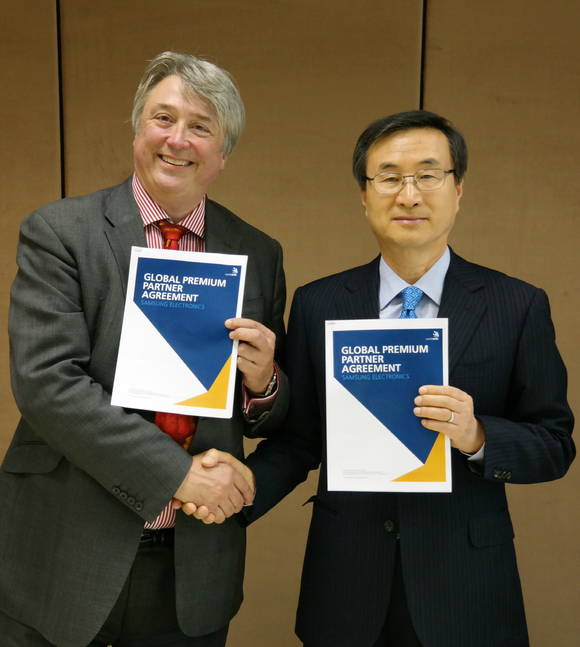 15일(현지시간) 브라질 상파울루 국제기능올림픽 조직위원회에서 사이먼 바틀리 국제기능올림픽위원회 회장, 송지오 삼성기능올림픽 사무국장이 기능올림픽 후원 조인식을 하고 있다.(사진 제공: 삼성전자)