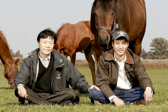 경마산업의 가능성을 알아본 소춘송, 소무근 부자. (사진제공=렛츠런파크 부경)