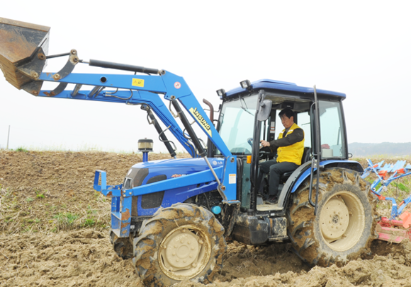 강성복 경기경찰청 1차장이 16일 1사1촌 자매결연을 맺은 여주군 점동면 당진1리를 찿아 트랙터를 운전하며 봉사활동을 하고 있다.(사진=경기경찰청 제공)