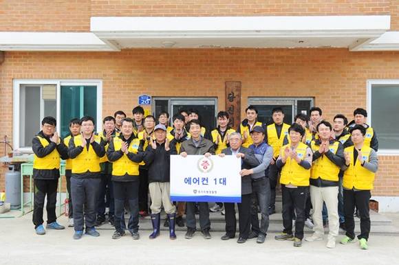 경기경찰청 직원들이 마을회관에 에어컨을 선물하고 있다.(사진=경기경찰청 제공)