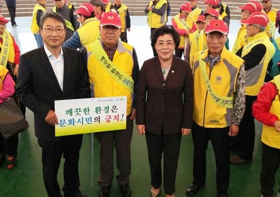 고양시의회 이화우 의원(맨왼쪽)과 김필례 의원이 대한노인회 고양시일산동구지회 회원들과 새봄맞이 환경정화활동에 참석해 기념촬영을 하고 있다.