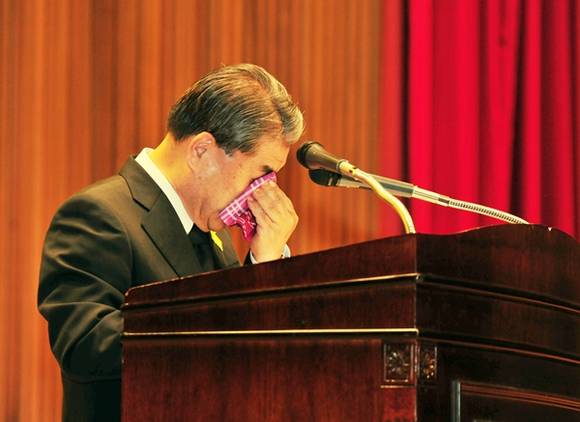 이재정 경기도교육감이 16일 오전 10시 경기도교육청 남부청사 다산관에서 에서 거행된 세월호 참사 1주기 추모식에서 추도사를 하던 중 눈물을 닦고 있다.