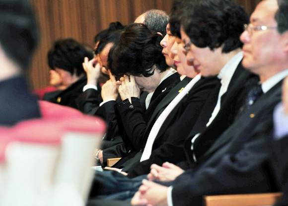 경기도교육청 남부청사 다산관에서 거행된 세월호 참사 1주기 추모식 도중 교직원들이 눈물을 닦고 있다.(사진=경기도교육청 제공)