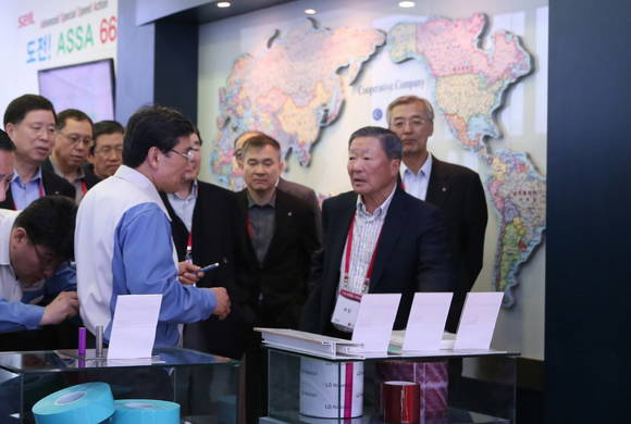 구본무 LG 회장이 16일 LG화학으로부터 특허를 무상으로 양도받아 2차전지 핵심소재 개발에 성공한 협력회사 세일하이텍 박광민 대표로부터 협력성과에 대한 설명을 듣고 있다(사진 제공: LG그룹)