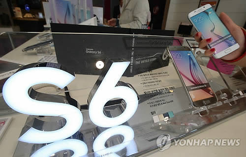 서울 시내 한 휴대폰 매장에서 ‘갤럭시S6’을 살펴보고 있는 고객(사진: 연합뉴스)