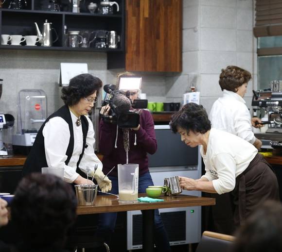 화성시가 노인들의 사회참여와 노인 일자리 창출을 위해 추진하고 있는 노노카페(사진=화성시 제공)