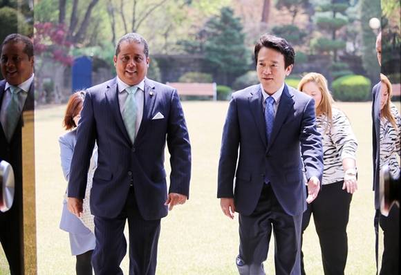 남경필 경기도지사가 라파엘 삐노삔또 파나마 주지사를 안내하며 도지사 공관으로 입장하고 있다.(사진=경기도 제공)