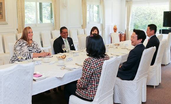 21일 오후 도지사 공관에서 남경필 경기도지사가 라파엘 삐노삔또 파나마 주지사 내외와 면담 및 오찬을 하고 있다.